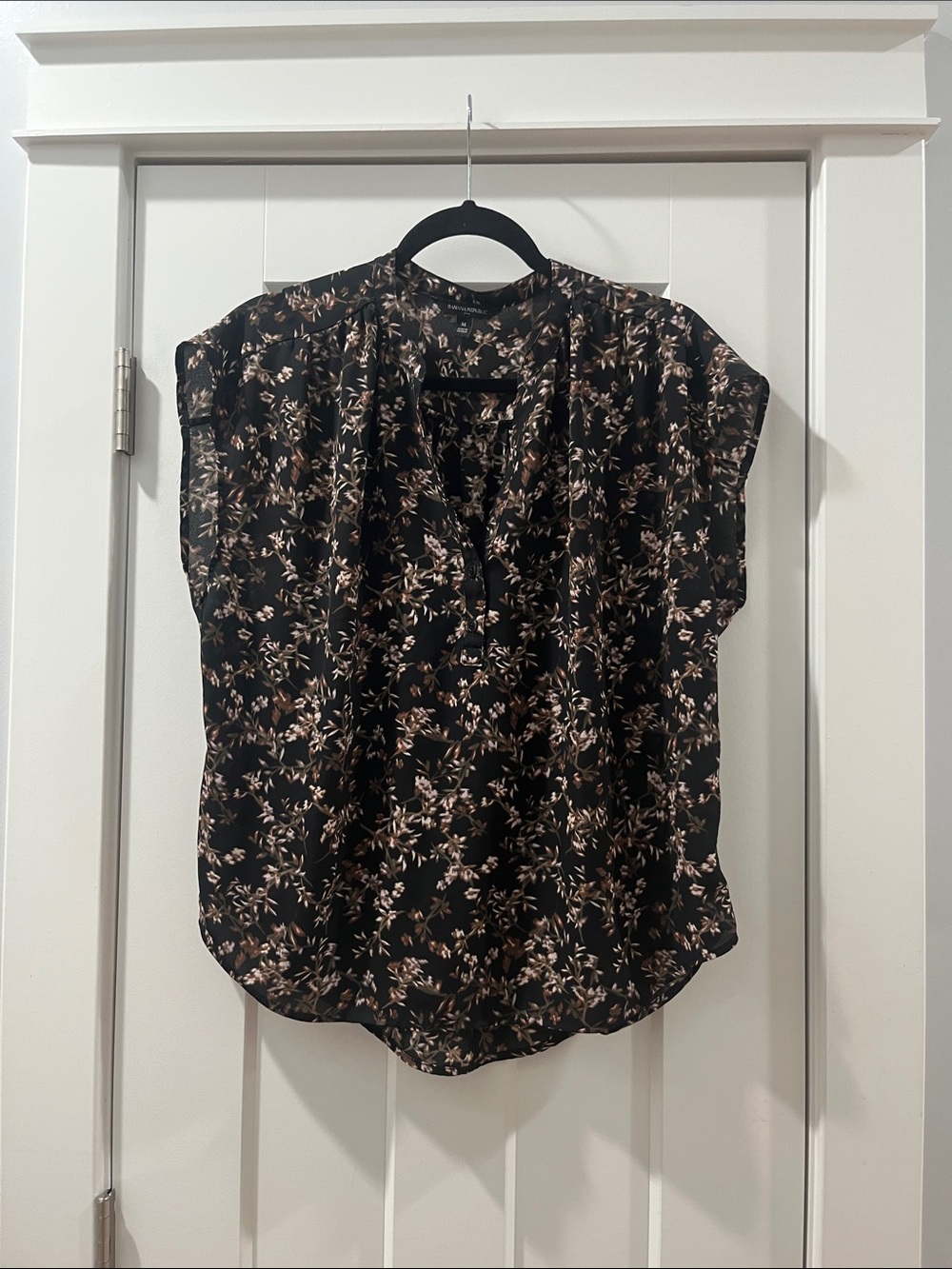 Banana Republic Medium Black Floral Cap-Sleeve Blouse Women's Medium like new